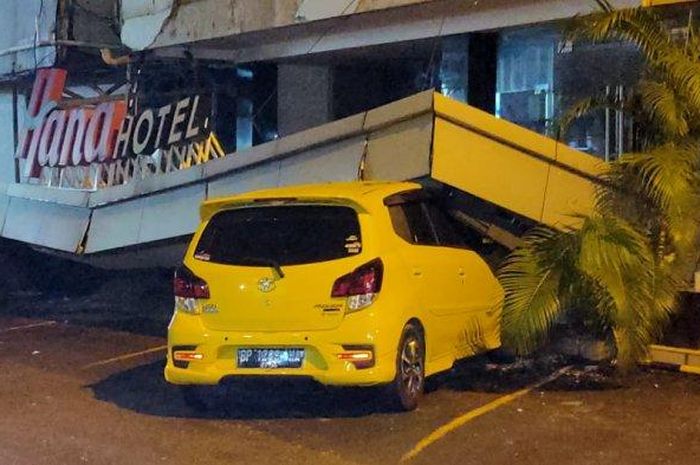 Toyota Agya dan empat motor ketiban kanopi hotel 