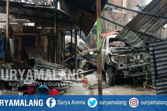 Toyota Avanza dan tiga motor ludes jadi bangkai tersambar api kebakaran bengkel las di kota Malang