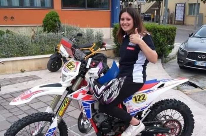 Pembalap wanita Sara Lenzi meninggal dunia karena crash di ajang Sandalion Rally.