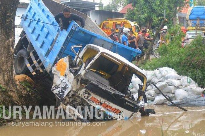 Truk terjebur ke sungai di pinggir Jalan Raya Somoroto-Wonogiri, Desa Somoroto, Kecamatan Kauman, Ponorogo, Senin (7/12/2020) 