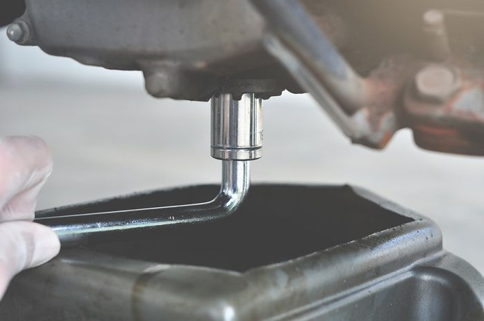 Ilustrasi mengganti oli.