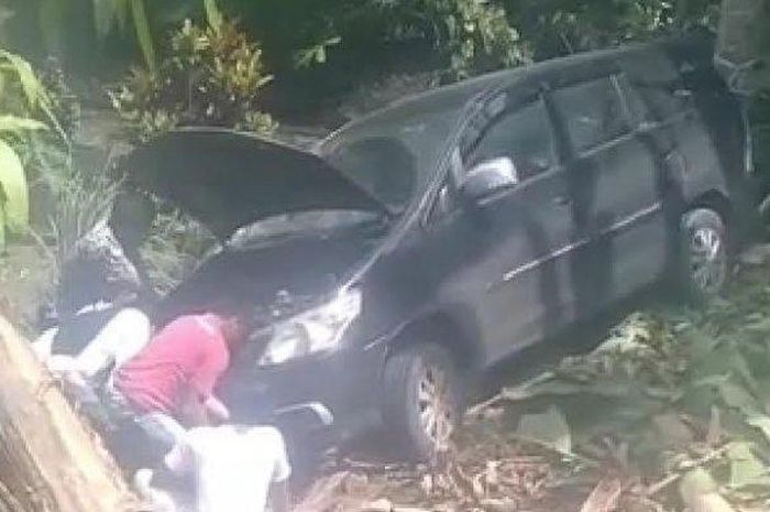 Sebuah mobil terperosok ke dalam jurang di tepi jalan poros Enrekang-Tana Toraja tepatnya di Desa Bubun Lamba, Kecamatan Anggeraja, Kabupaten Enrekang 