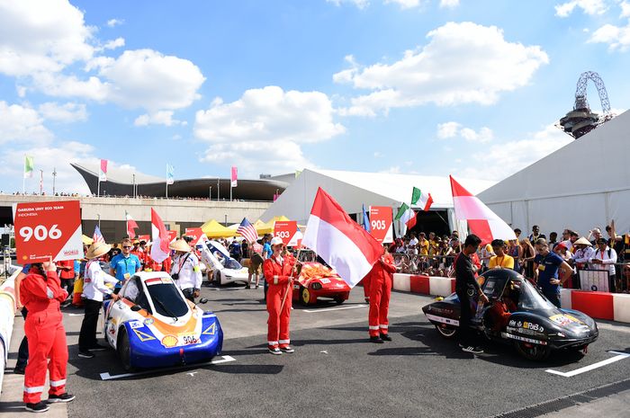 3 tim mahasiswa Indonesia dengan mobil hemat energinya setelah menjuarai Drivers World Championship Regional Asia di Singapura pada 2018