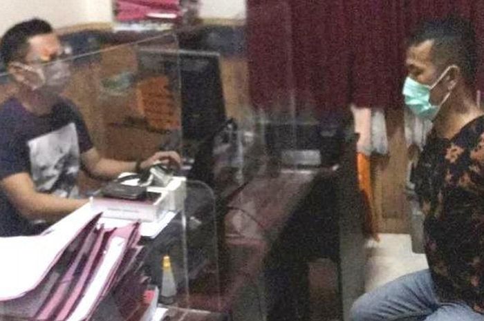 Penyidik Polresta Banyumas memeriksa DAR (42), warga Kecamatan Baturraden, atas dugaan mencuri telepon genggam dan modem di Jalan Raya Desa Beji, Kecamatan Kedungbanteng, Kabupaten Banyumas, Sabtu (5/12/2020). 