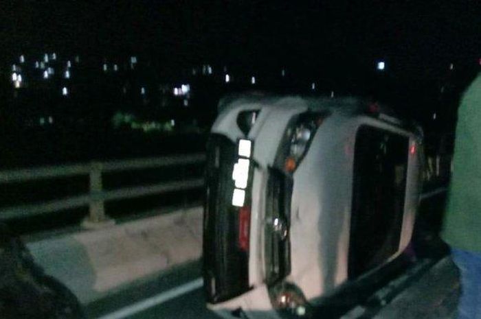 Toyota Yaris terguling hajar pembatas jembatan Mahakam IV, Samarinda