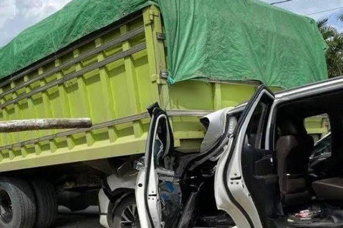 Toyota Fortuner yang ditumpangi Wakil Ketua DPD RI remuk parah, kecelakaan beruntun di Kutai Kartanegara