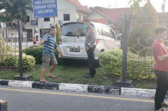 Honda Freed tabrak pembatas jalan