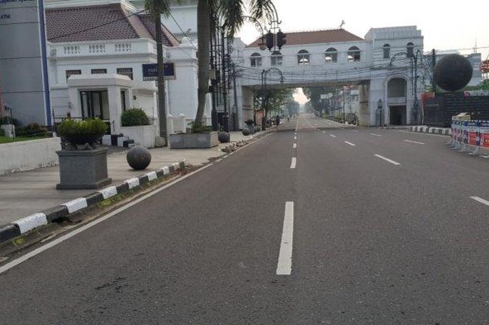 Jalan Asia Afrika, salah satu ruas jalan yang ditutup selama PSBB Proporsional diberlakukan di Kota Bandung.