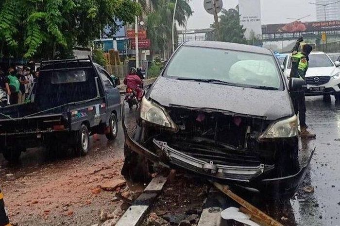 Toyota Kijang Innova terjang pembatas jalan Kebon Jeruk, Jakarta Barat