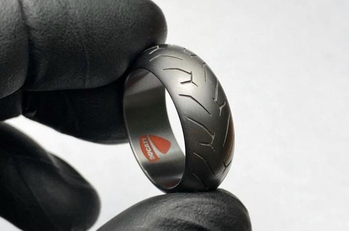 Cincin titanium dengan motif ban Pirelli Diablo Rosso