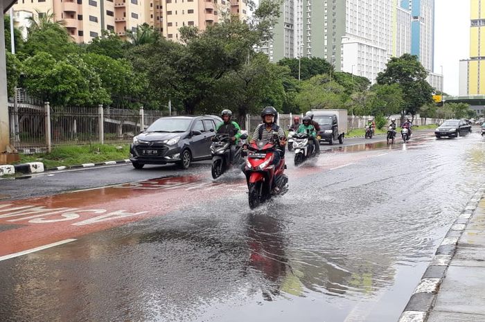 Ilustrasi riding setelah hujan deras