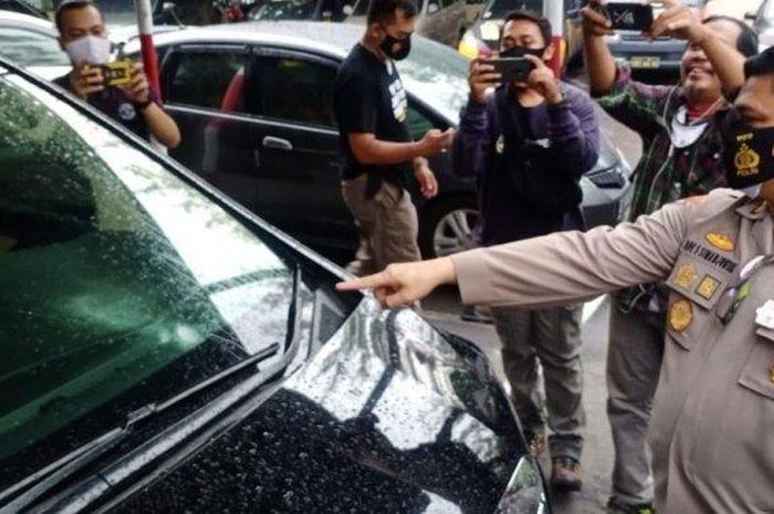 Polisi menunjukkan bekas tembakan di Toyota Alphard yang terjadi di Solo