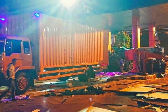 Kecelakaan maut truk tronton terjang loket 5 Pelabuhan Bakauheni, Lampung hingga membuat dua orang tewas