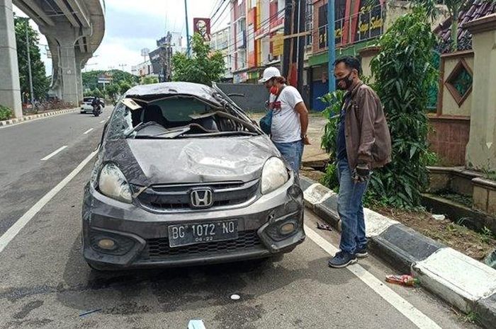 Honda Brio terbang lalu koprol sebanyak tiga kali dan terbalik karena gagal nyalip Toyota Fortuner di Jl Angkatan 45, Ilir Barat 1, Palembang