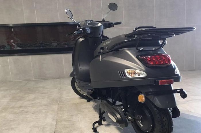 detail buritan motor listrik Galactic EV16 yang tampilannya mirip Vespa Primavera.