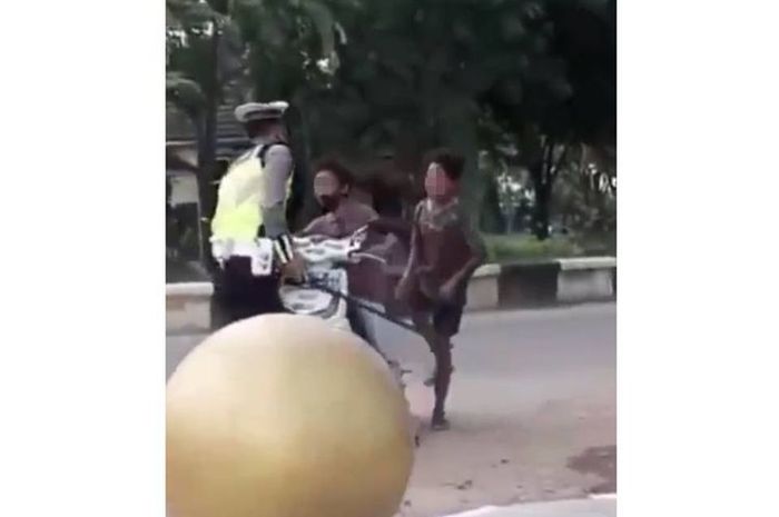 Bocah berkendara tak pakai helm distop polisi dan mengamuk hingga banting Hond BeAT