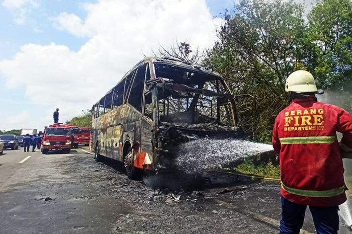 Bus Pariwisata hanus terbakar di Tol Tangerang-Merak