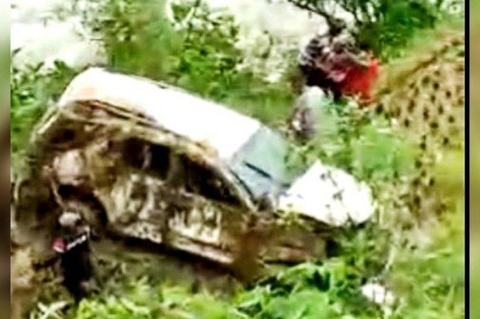 Toyota Fortuner terjun jurang sedalam 50 meter di jalan raya Garut-Tasikmalaya, Cidano, desa Kutawaringin, Salawu, kabupaten Tasikmalaya, Jawa Barat