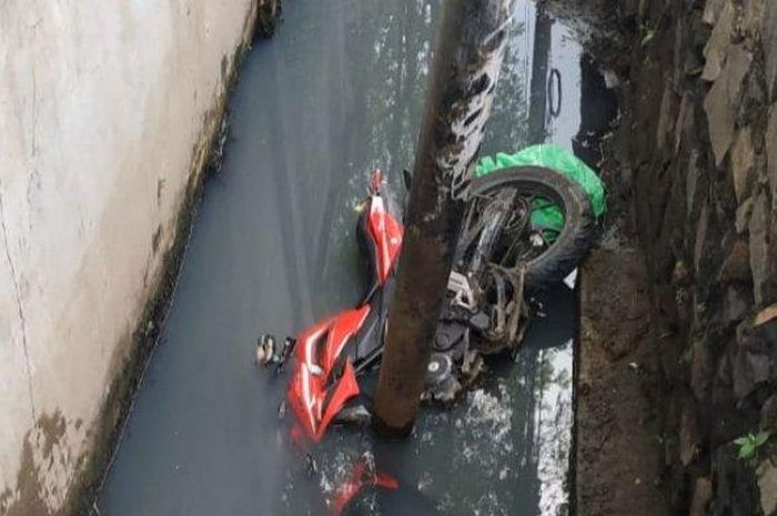 Honda CB150R terpental hingga terendam di comberan akibat ditendang Suzuki Mega Carry di Jl Daan Mogot, Cengkareng, Jakarta Barat
