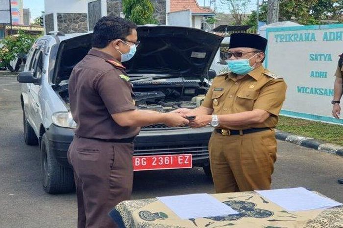 Prosesi penyerahan Toyota Kijang Innova dua unit dan Daihatsu Taruna pelat merah oleh Kejari Lahat ke Wakil Bupati Lahat usai berhasil ditarik dari mantan pejabat