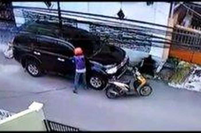 Aksi pencurian spion mobil mewah terjadi di RT 05/RW 04 Kelurahan Cipinang Cempedak, Kecamatan Jatinegara, Jakarta Timur. 