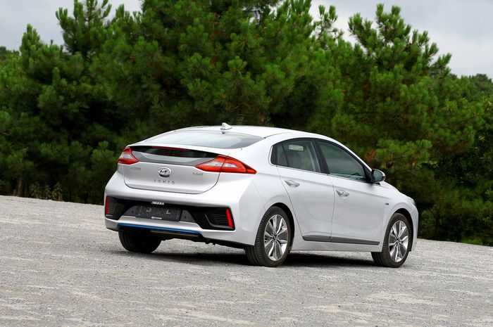 Sesuai dengan tagline &ldquo;Be Bold. Be Electric&rdquo; yang diusungnya, Hyundai menghadirkan mobil ramah lingkungan dengan teknologi full electric (EV).