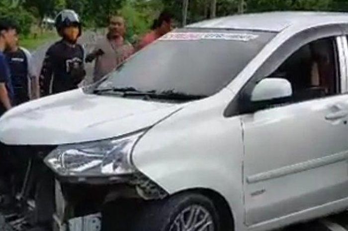 Daihatsu Xenia menganga hingga bumper depan ambrol usai hajar pohon di Balangpesoang, Sulawesi Selatan