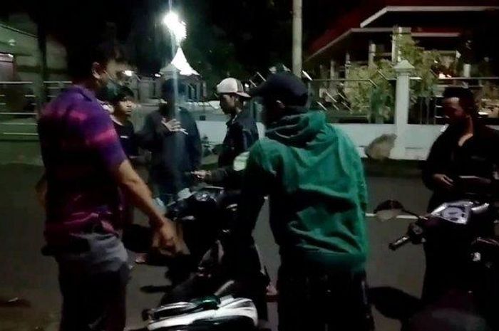 Aparat kepolisian dari Unit Reskrim Polsek Duren Sawit membubarkan aksi balap liar di Jalan Haji Kardi, Duren Sawit, Jakarta Timur, Rabu (9/12/2020) malam. 