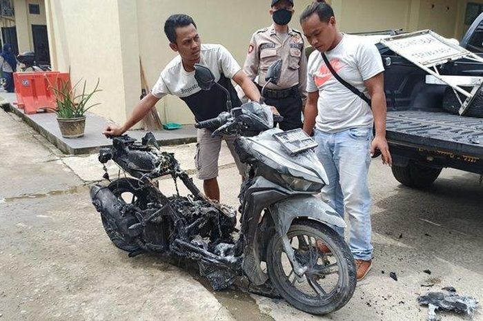 Honda Vario 150 terbakar hingga meleleh separuh di SPBU Celentang, Jl Brigjen Hasan Kasim, Bukit Sangkal, Kalidoni, Palembang