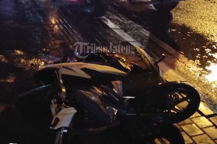 Honda BeAT tergeletak usai kontra dengan Daihatsu Ayla di Jl Dr Wahidin, Candisari, kota Semarang