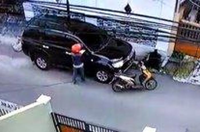 Rekaman CCTV saat maling memetik dengan cepat spion Mitsubishi Pajero Sport milik warga Cipinang Cempedak, Jatinegara, Jakarta Timur