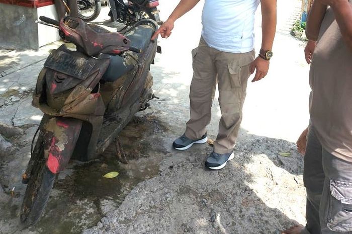 Honda BeAT penuh lumpur diangkat dari dasar sungai setelah ditemukan pencari ikan