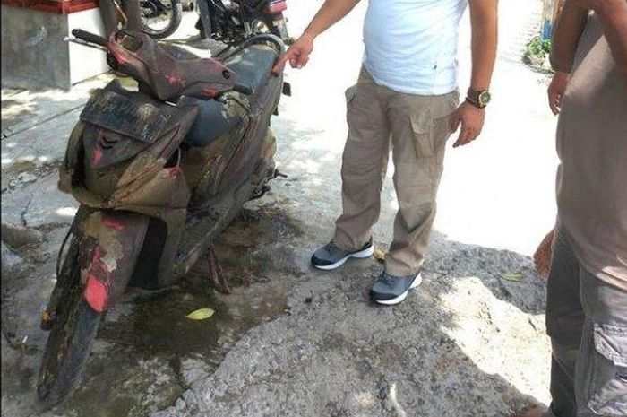 Honda BeAT yang ditemukan di sungai Desa Ngebrak, Kecamatan Gampengrejo, Kabupaten Kediri, Jawa Timur, Kamis (10/12/2020).(Dok.Polsek Gampengrejo)