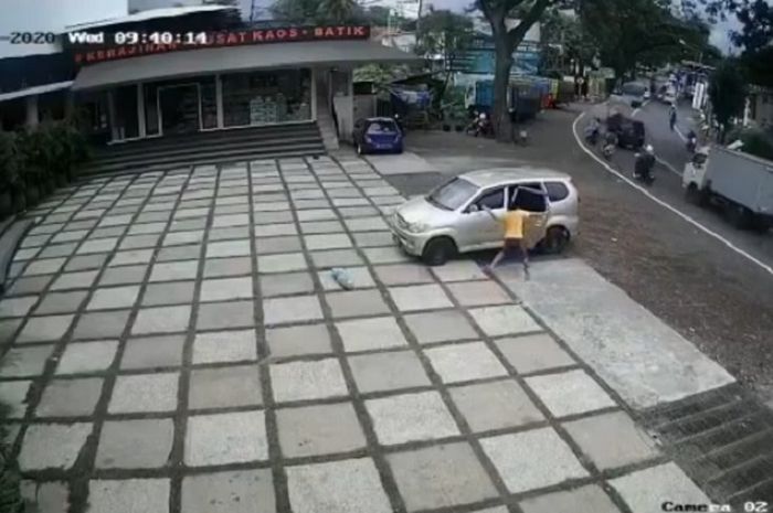 Toyota Avanza nyelonong mundur dan nyaris masuk ke jurang