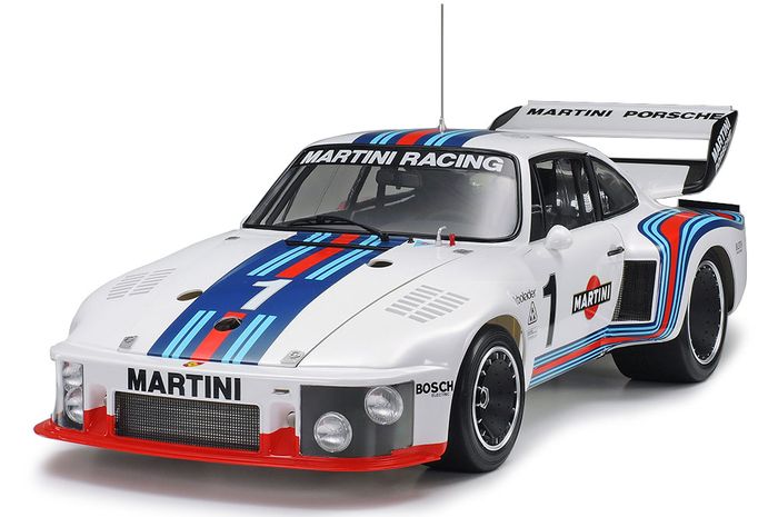 miniatur Porsche 935 Martini yang diproduksi Tamiya.