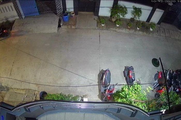 Pencurian Honda Scoopy terekam cctv
