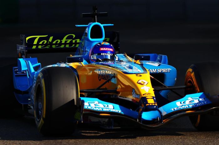 Fernando Alonso memakai Renault R25 di F1 Abu Dhabi 2020