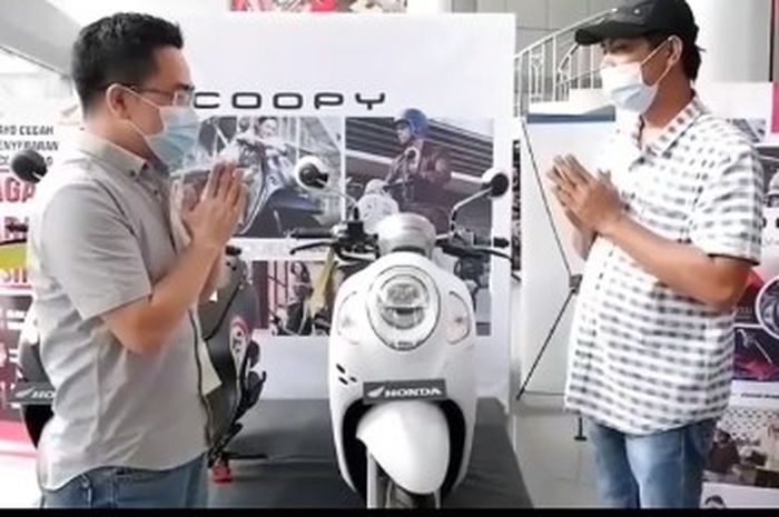 Honda All New Scoopy ditukar lima karung uang koin oleh Rajali, pedagan buah asal Medan Sumatera Utara.