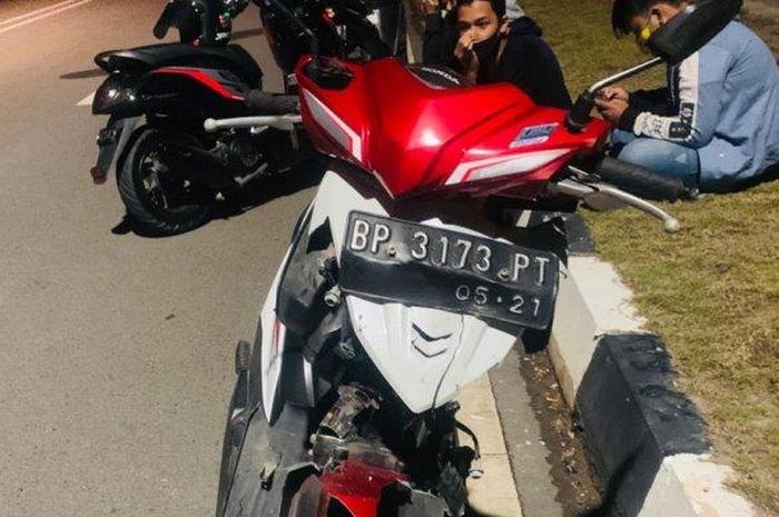 Honda BeAT ringsek setelah adu bentur lawan Honda BeAt yang melaju lawan arah