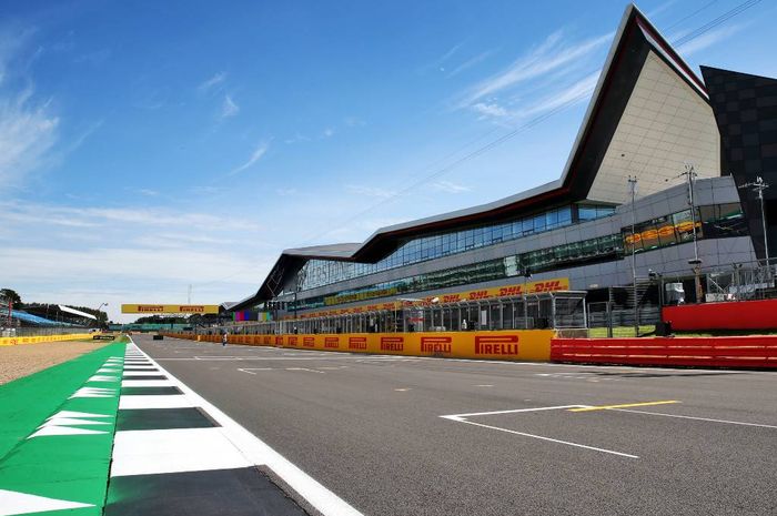 Trek lurus sirkuit Silverstone yang digunakan untuk startting grid F1