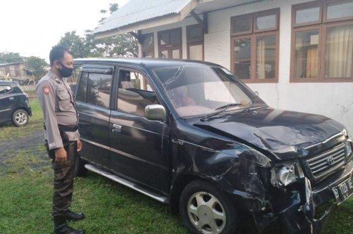 Toyota Kijang Kapsul LGX meledak usai isi BBM di SPBU Langowan, Toraget, Minahasa, Sulawesi Utara. 