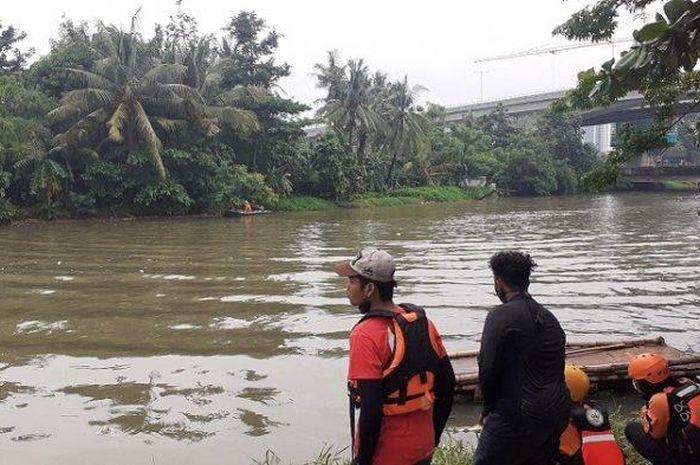 Nyasar Masuk Jalan Tol Jakarta-Cikampek, Pemotor Tenggalam di Kali Bekasi saat Putar Arah