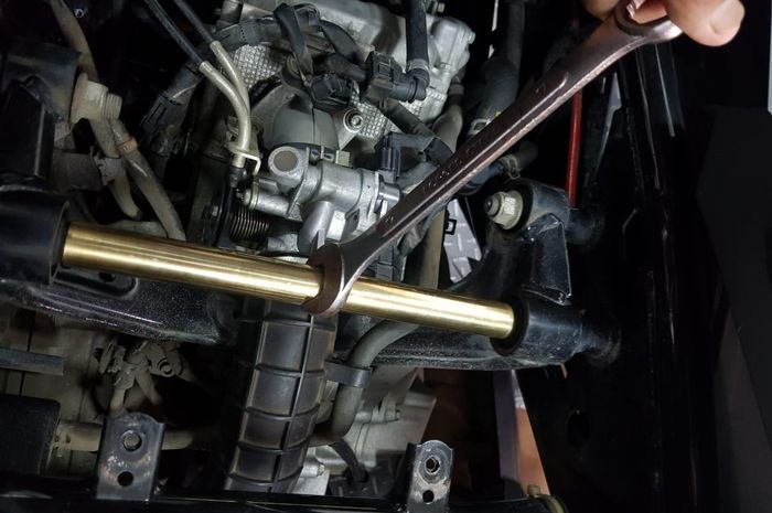 Pemasangan strut bar Yamaha XMAX pakai kunci pas ukuran 17