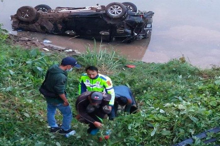 Toyota Avanza terjun dengan posisi mendarat telentang di sungai Enim, Muara Enim, Sumatera Selatan