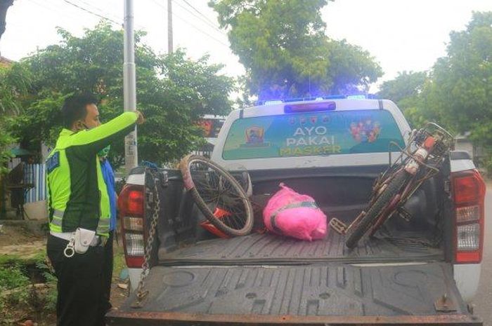 Polisi membawa sepeda angin milik korban kecelakaan di Ponorogo 