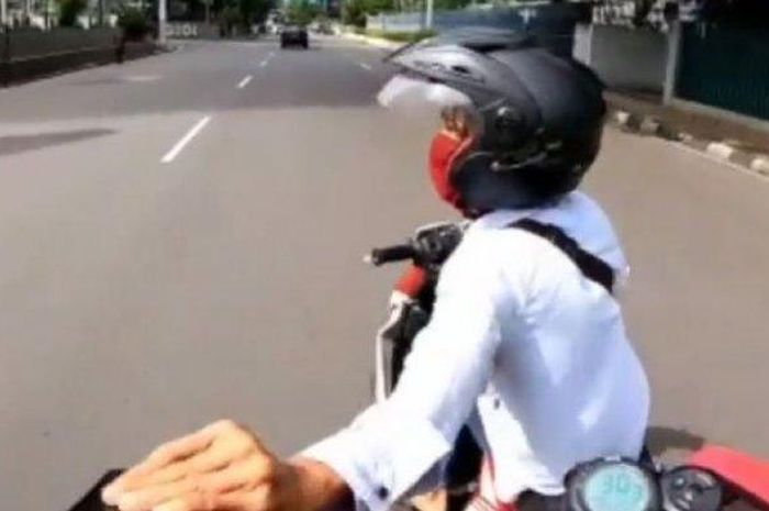 Detik-detik pemotor mencoba rampas hp pengendara scooter 