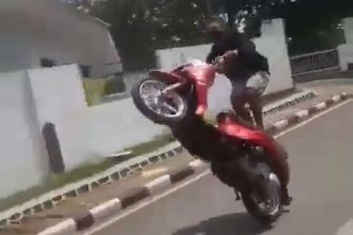 Viral sebuah video yang memperlihatkan remaja melakukan freestyle di jalanan umum. Termasuk pelanggaran hukum, ini aturannya.