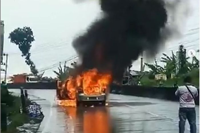 Nissan Grand Livina berisi delapan anggota keluarga terbakar hebat di tanjakan Bawen, kabupaten Semarang, Jateng