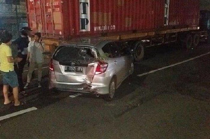 Honda Jazz tabrak truk trailer mogok, dari belakang kena sambar Yamaha Jupiter Z di kawasan Tambora, Jakarta Barat