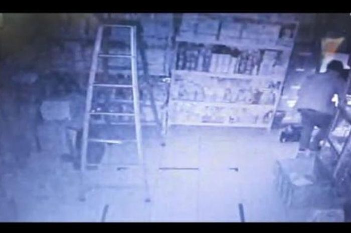 Tangkapan layar CCTV pencurian di Minimarket.Seorang pria tak dikenal melakukan penipuan di sebuah toko penjual aki 